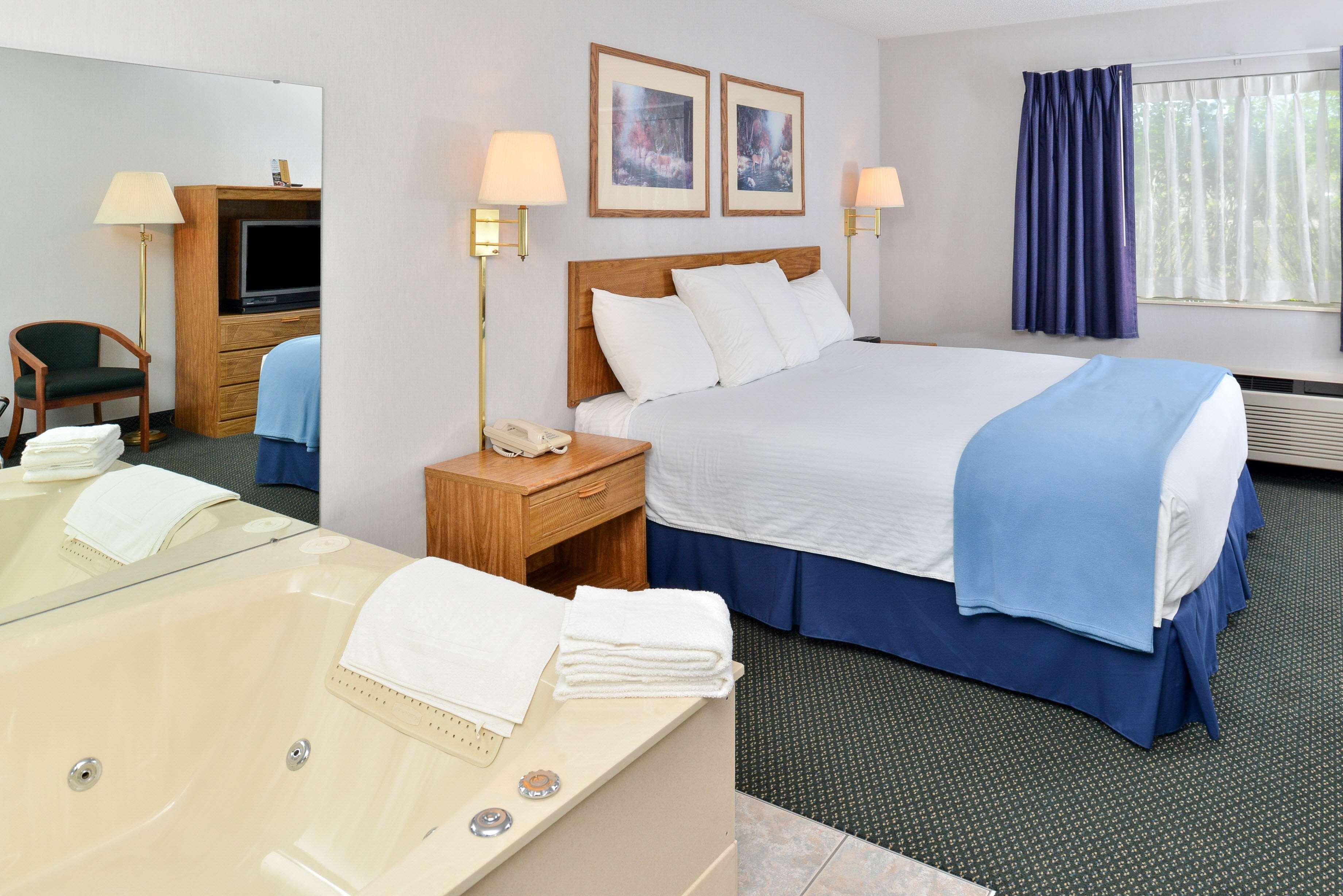 Americas Best Value Inn & Suites - Tahquamenon Country Newberry Eksteriør bilde