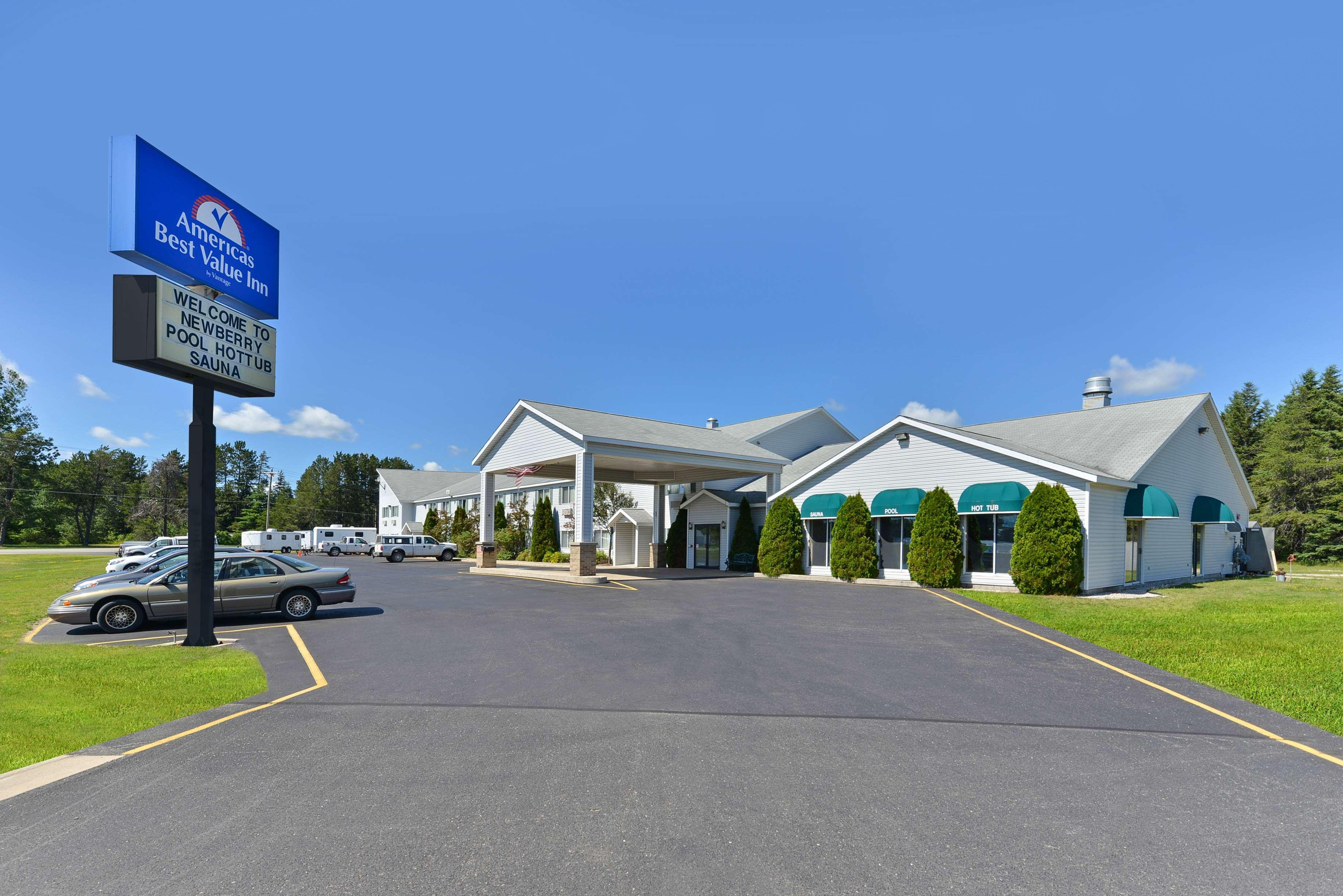 Americas Best Value Inn & Suites - Tahquamenon Country Newberry Eksteriør bilde