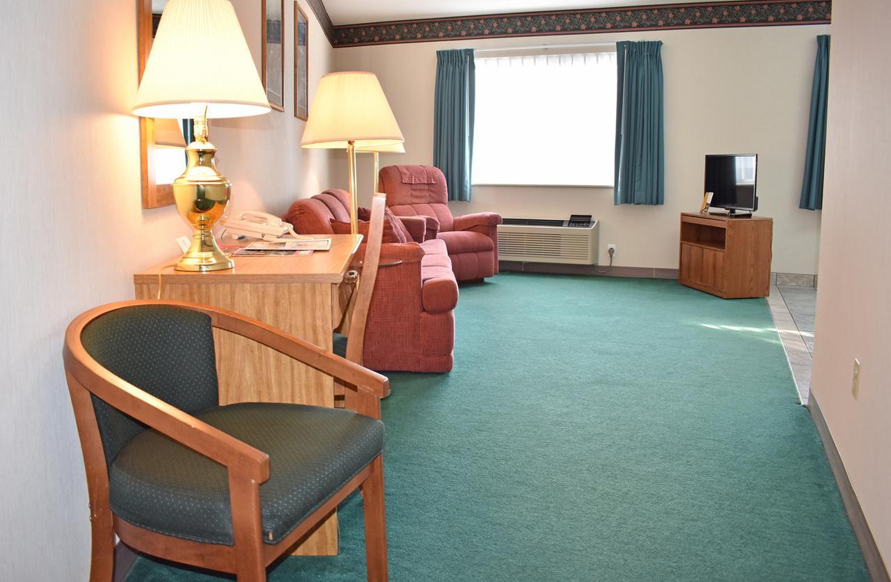 Americas Best Value Inn & Suites - Tahquamenon Country Newberry Eksteriør bilde