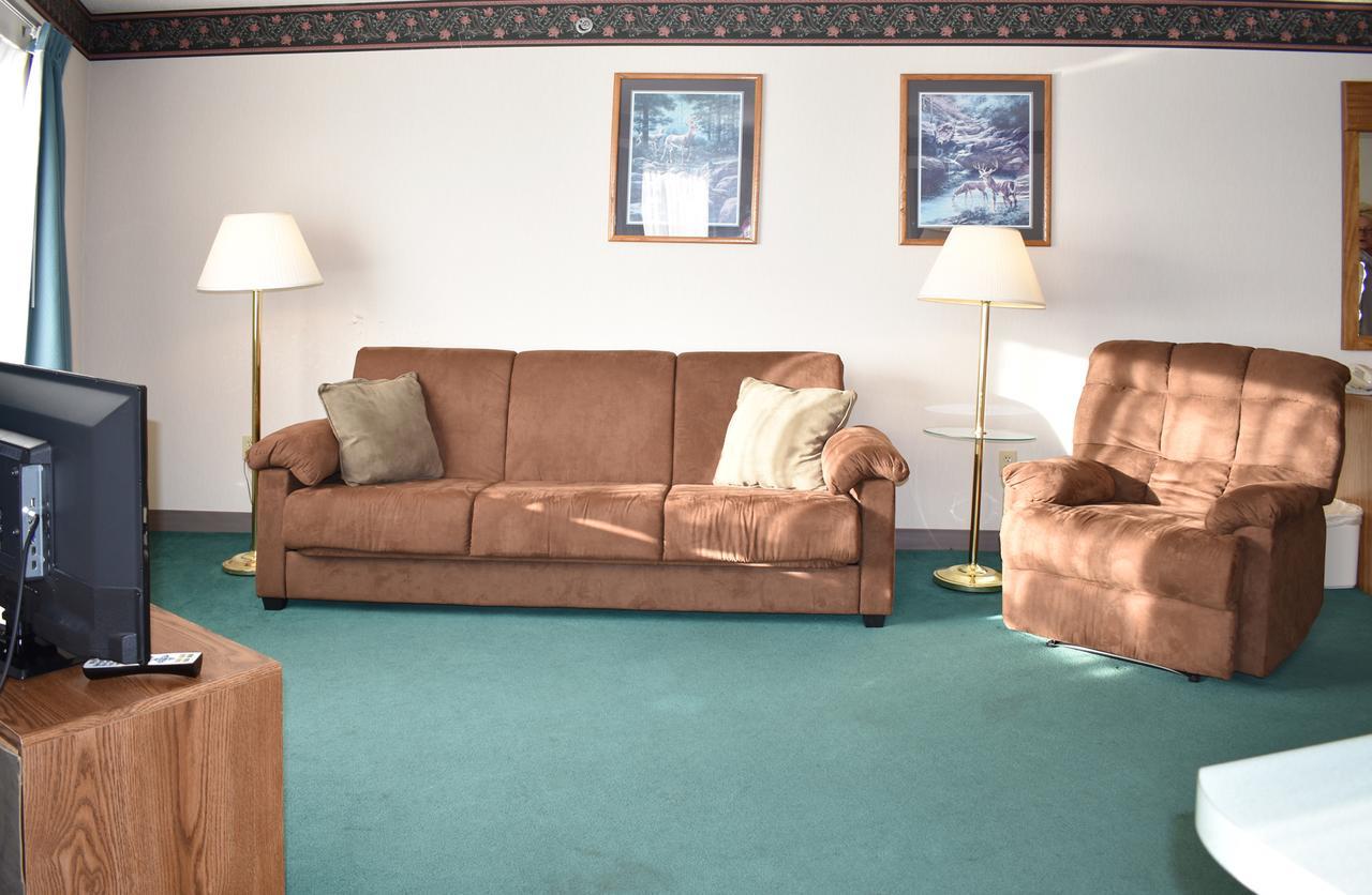 Americas Best Value Inn & Suites - Tahquamenon Country Newberry Eksteriør bilde