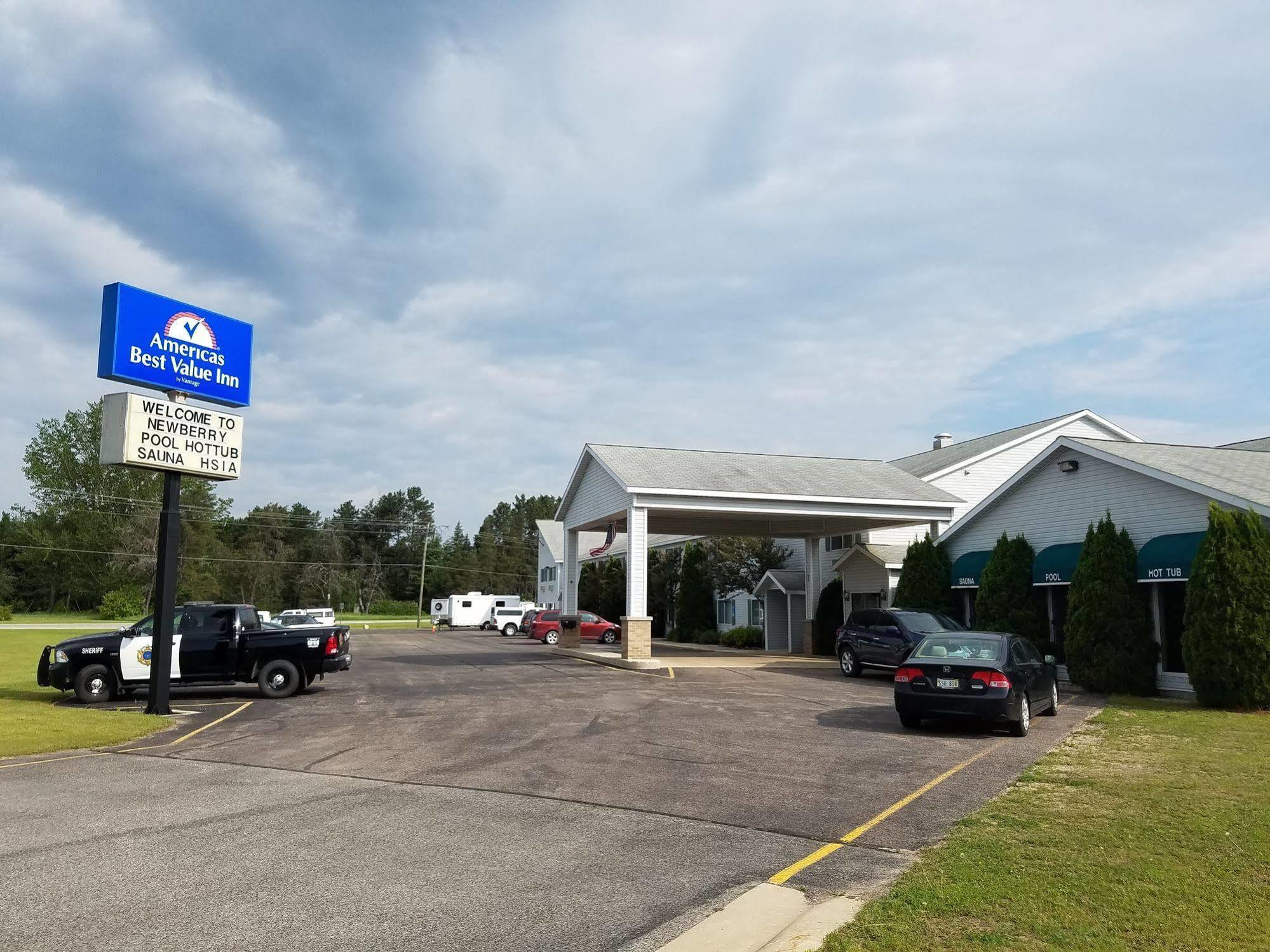 Americas Best Value Inn & Suites - Tahquamenon Country Newberry Eksteriør bilde