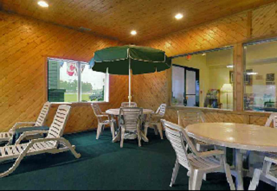 Americas Best Value Inn & Suites - Tahquamenon Country Newberry Eksteriør bilde